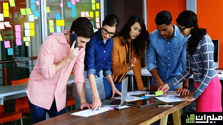 بررسی ایده‌هایی برای چیدمان میز کار تیمی با مبلمان اداری مدرن 